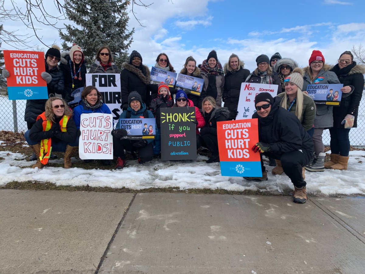 MmeARobertson's tweet photo. After school picket crew in Bolton today! I love this staff! @Gailhbc @ETFOeducators @ETFOPeel #CutsHurtKids #ClassSizeMatters #ETFOstrong #FundSpecEd https://t.co/TsdajPVhsM