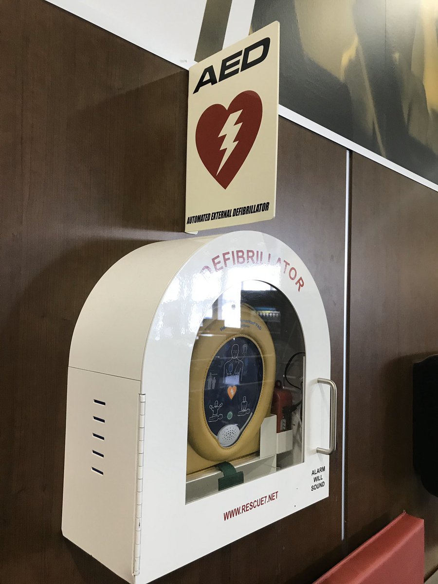 LandmarkBusLine's tweet photo. Ali, from our Vaughan Branch found this AED at his local Goodlife Fitness. #aedfound #aed #defibulator #savinglives #vaughan #landmark #schoolbusdrivers https://t.co/P6X7l2JxNn