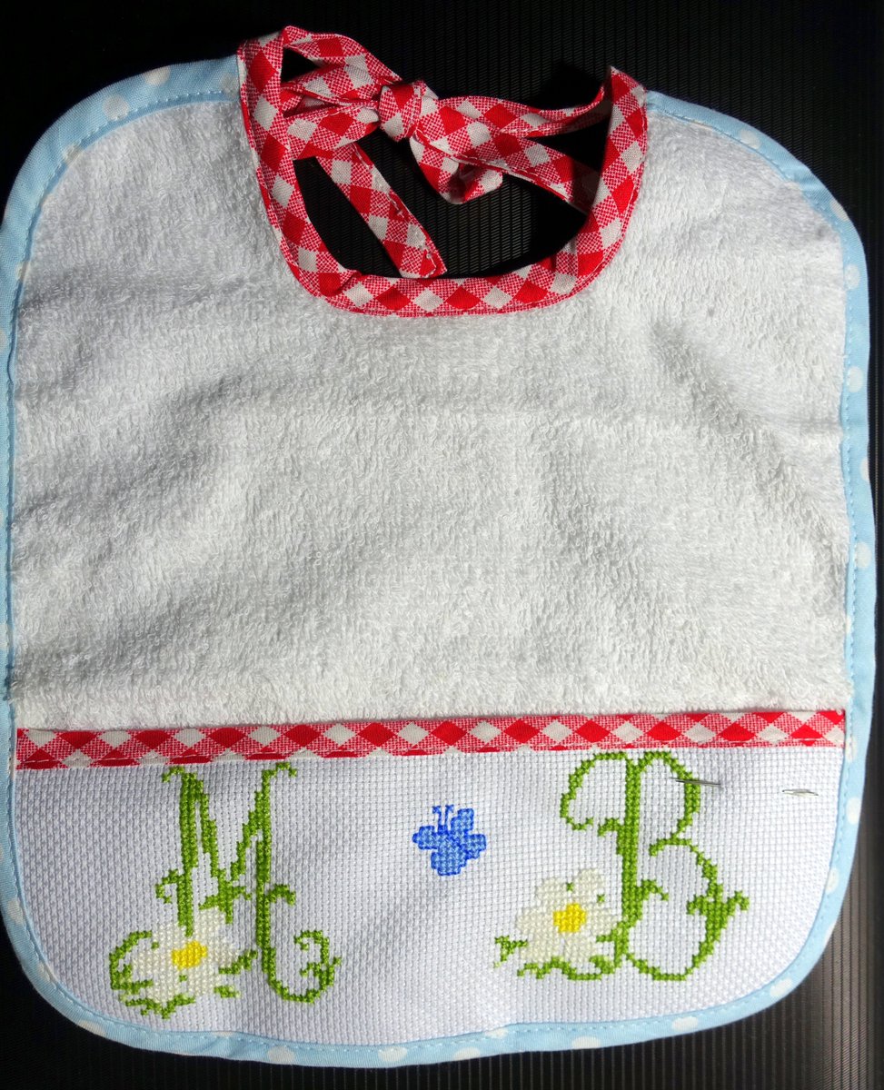 AlixLoiseleurdl's tweet image. Au hasard d'une naissance, bavoir "M B", tablier taille Baby... #lesphotosdalix #initiales