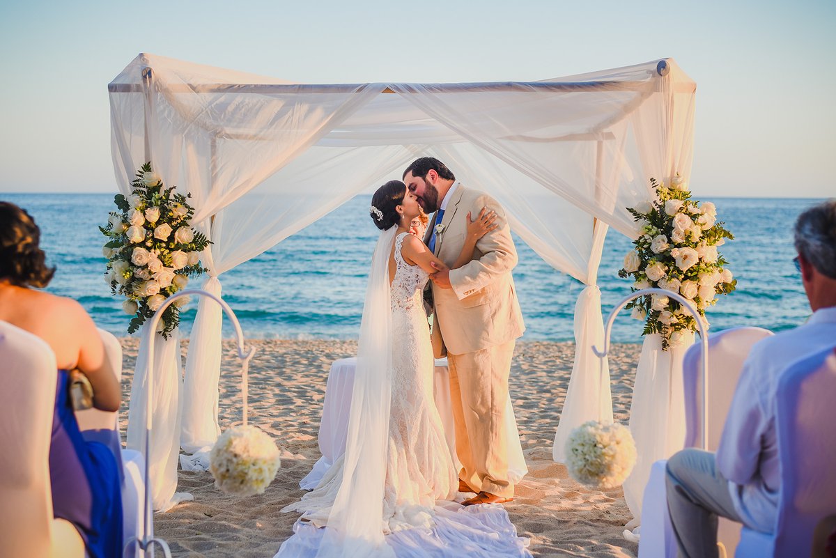 Las_Palomas's tweet photo. Planning for your big day? Stop by the Arizona Bridal & Wedding Expo March 7th & 8th to check out what Las Palomas has to offer to make your beach wedding a reality! See you at the Expo at the AZ State Fairgrounds! #azbridalexpo #azbride #beachwedding #WeddingWednesday https://t.co/7MVz2FTkkR