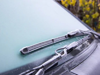 ERCSUK's tweet photo. In cold weather, when your windscreen freezes over, wiper blades can freeze and stick in place π¬
If you turn on your wipers too early, you could damage them. Make sure you defrost your windscreen fully before setting off! βοΈ
#EuroReparUK #MaintainingConfidence https://t.co/Rj8zl3xxn8