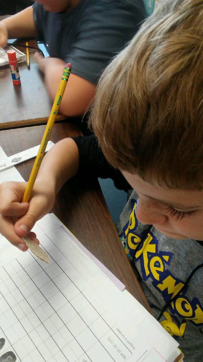 SamHouston1982's tweet photo. Classifying rocks in Mrs. Spoor's 2nd grade class. #TexansLearning https://t.co/PUdJ9gMtbt