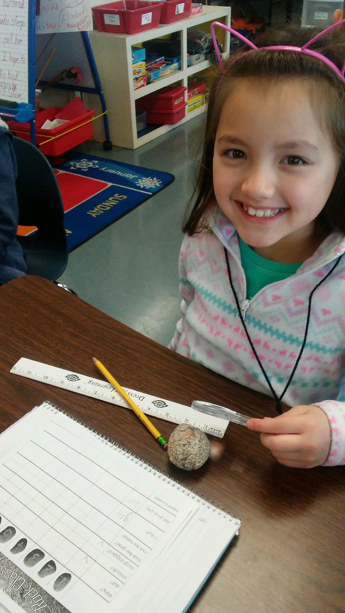 SamHouston1982's tweet photo. Classifying rocks in Mrs. Spoor's 2nd grade class. #TexansLearning https://t.co/PUdJ9gMtbt