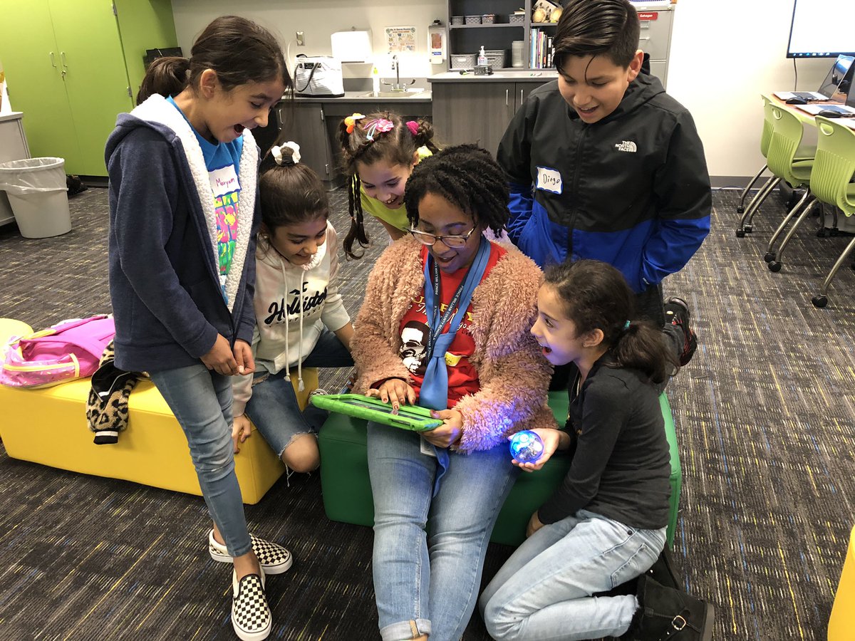 How exciting!!  Ms Knight and students exploring amazing technology at Jenkins Technology Showcase.  <a href="/PWCSNews/">PWCS</a> <a href="/JohnJenkinsEle1/">JohnJenkinsElementary</a>
