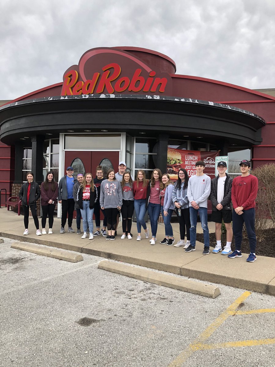wecook1992's tweet photo. #FBLADay at @UniversityOfArk Walton College of Business tour & business plan competition. Almost Razorback game time! @Dr_JakeLong @Bomber_FBLA @cbrooke_chapman @EdDcte @wham_kathy @MHJuniorHigh @MHHSGoBombers https://t.co/o6hxkpT7TY