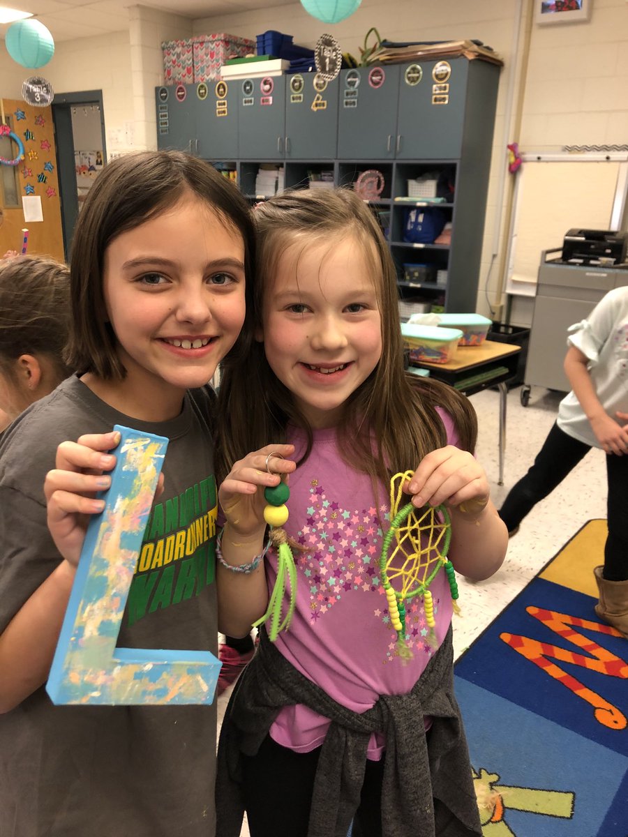 PTA Craft Class! ⁦@K_Wilson2nd⁩ and I enjoyed another year!!! ⁦@RES_Roadrunners⁩