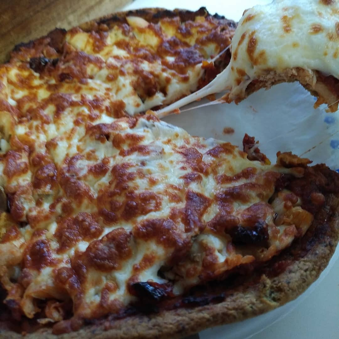 UniqueCaptured's tweet photo. #pizza #dinnerisserved on the #sailboat.  @unbunfoods #ketopizzacrust.  -- #imadethis (with #unbun help!) ;) -- #SailboatLiving #SailboatLife #WinterLiveAboard. https://t.co/PUdeyDrRrd
