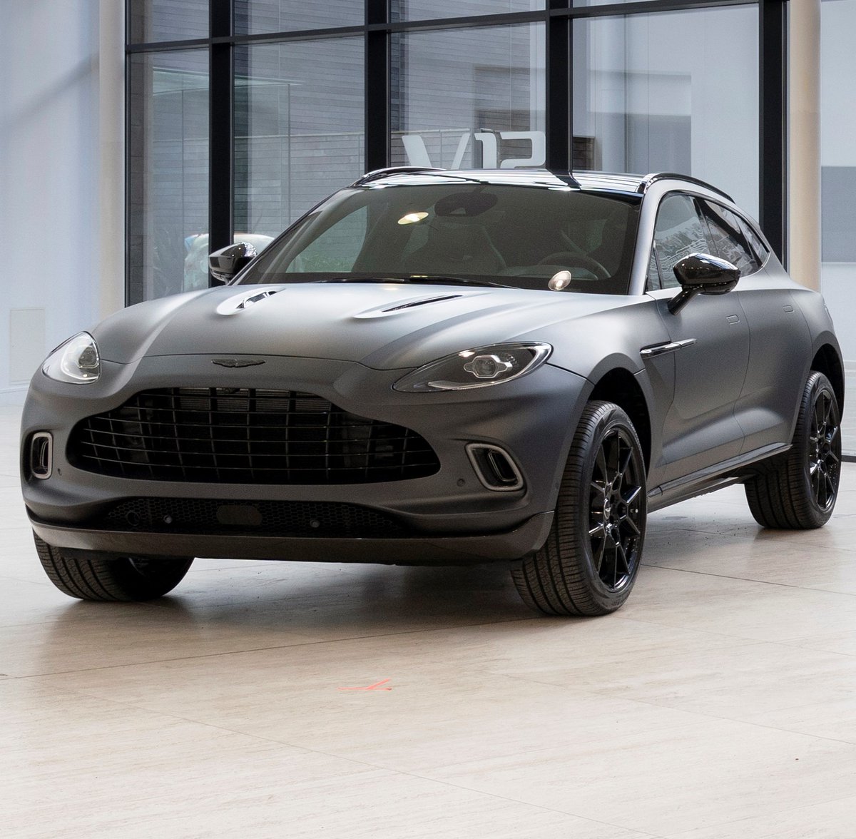 AlertaRacing's tweet photo. Ante la cancelación del Motorshow de Ginebra, Lawrence Stroll se presenta formalmente como el nuevo Presidente Ejecutivo de Aston Martin, con una inversión inicial de £500 millones y además presentó sus nuevos modelos del DBX, un Vantage Roadster y el bellísimo V12 Speedster. https://t.co/MbvjVr5zQg