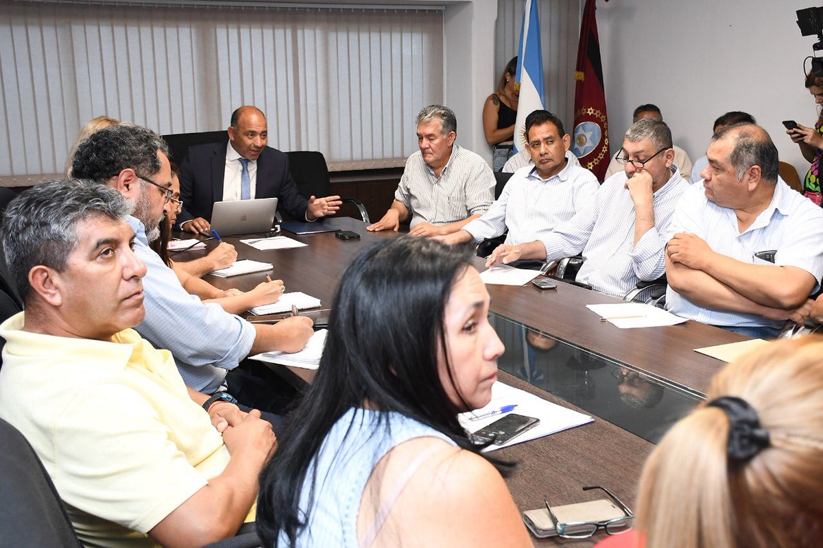 Continúan las negociaciones en la paritaria provincial docente. El ministro <a href="/matiascanepa/">Matías Cánepa</a> habló sobre propuestas pedagógicas y el ministro <a href="/rdibashur/">roberto dib ashur</a> realizó las propuestas económicas