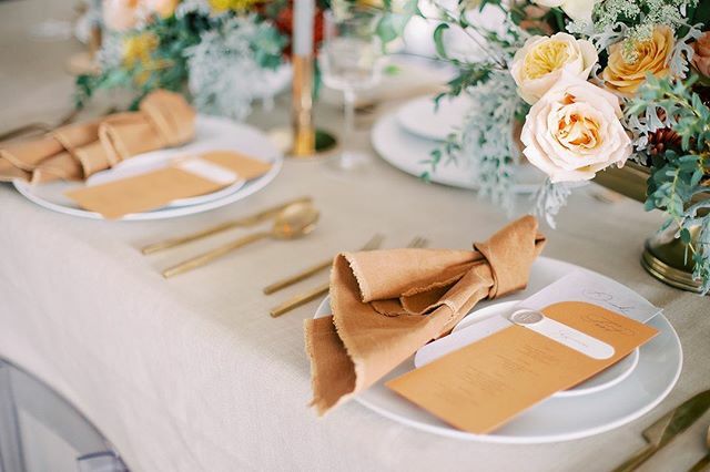 “Whatever our souls are made of, his and mine are the same” -Emily Bronte🤍

This table inspo is everything, we love the rusty light orange color and how amazing it looks tied together with fresh blooms and gold utensils. 😍 ift.tt/3cyIuNF