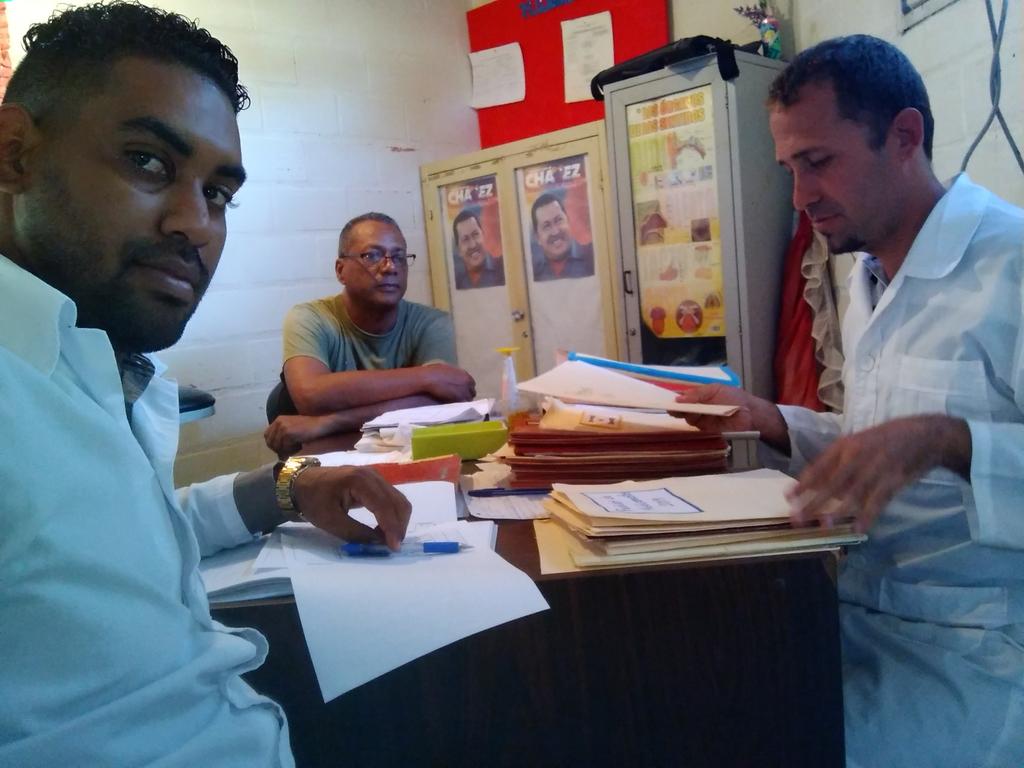 JuanCar53794871's tweet photo. Supervisión realizada a CMP Maipure 1 evaluando la calidad de los servicios de salud que se brindan al pueblo. 
@CDISimonRBOL1 
@AdanVillavicen5 
@YisselleBarret2 
@CamposYainer 
@AsistMedMMCV https://t.co/oH6vBkDCsy