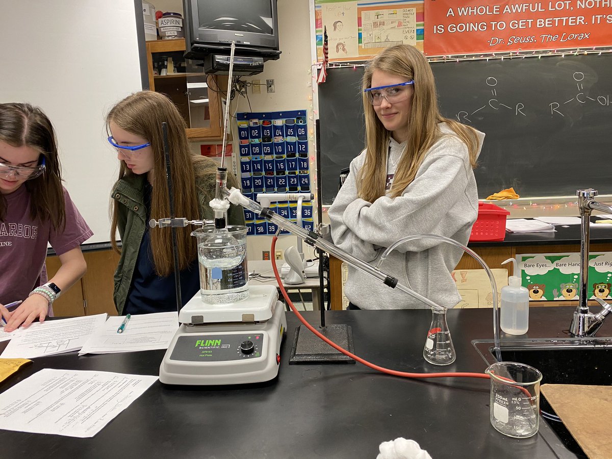 MrLittleScience's tweet photo. AP Chem students wrapping up the lab portion of the course with an intense Orgo Lab #GetThat5 https://t.co/NYBztE3HMo