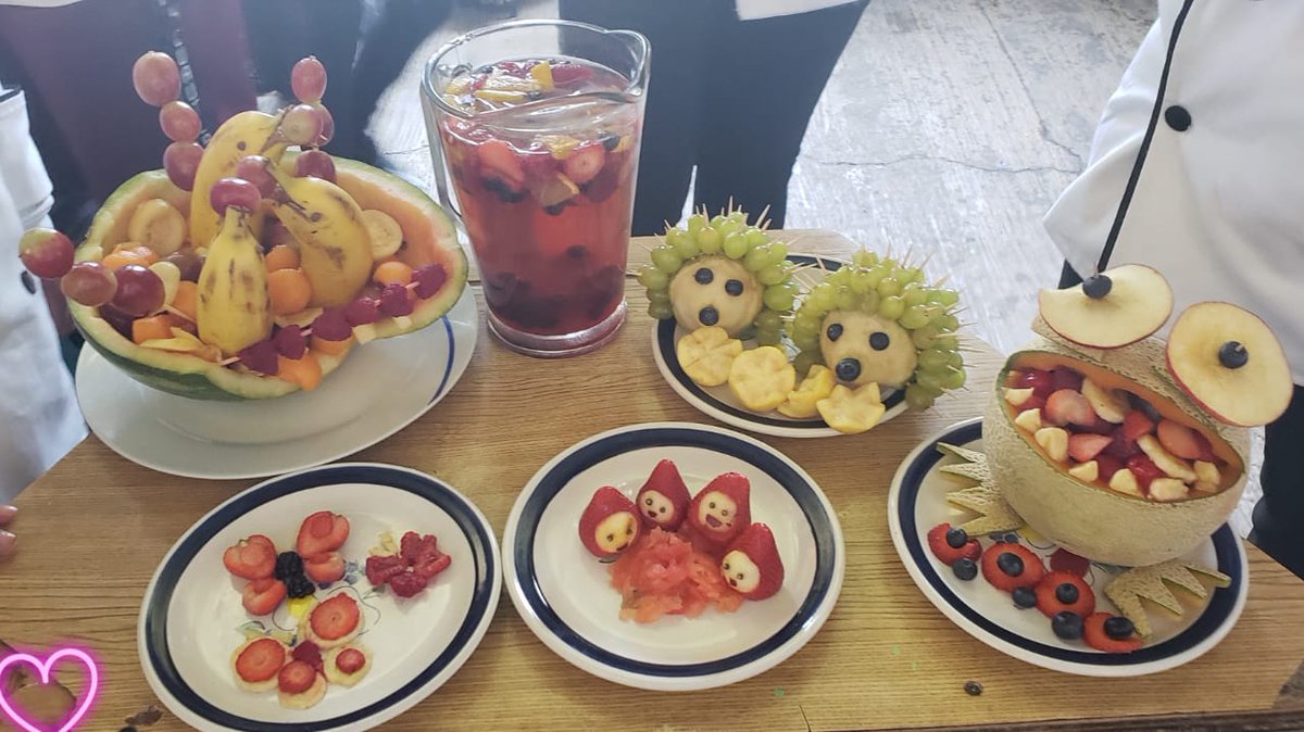 Cbt4Texcoco's tweet photo. Sub III operación de establecimientos de A y B Turismo. 

Decoración de frutas para presentación de servicio del salón comedor, acompañado de Clericot de vino rosado.
#zonaescolarBT021 
#TécnicoEnTurismo #somosturismo💟  #CBT4 
@DBT_Edomex https://t.co/NVHzvR7xEi