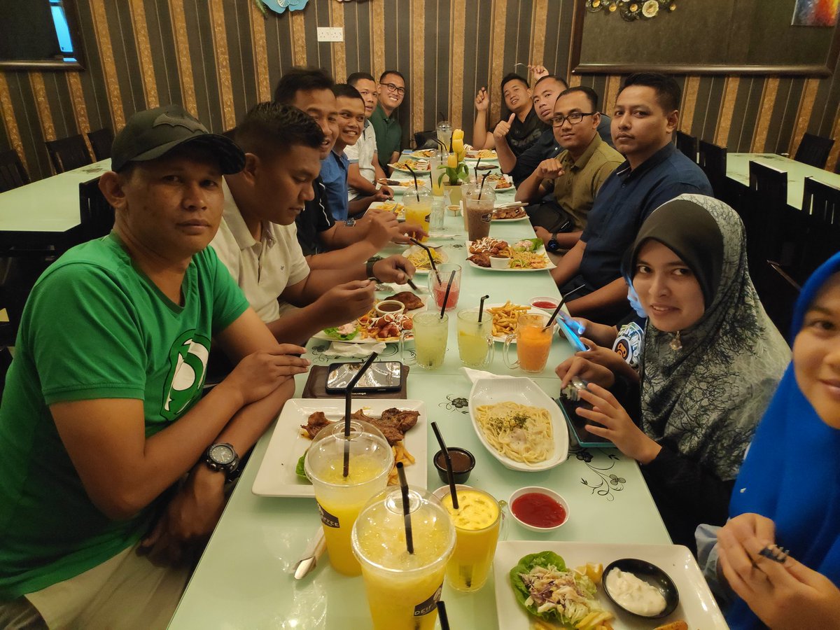 KD_Perantau's tweet photo. Majlis Dining In & Dining Out serta tamat perkhidmatan Pegawai Bekalan @KD_Perantau, Lt Kdr Rabeah binti Rahmat TLDM & Lt Mohd Izzuddin bin Ab Rahman TLDM di Dief Cafe. Selamat maju jaya !!
#DiningInDiningOut
#FairWindFollowingSeas https://t.co/HbY4DN1vR2