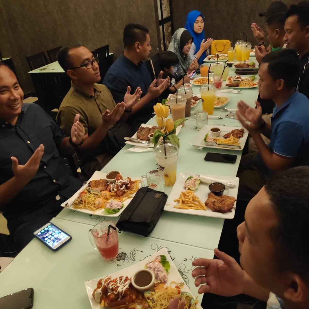 KD_Perantau's tweet photo. Majlis Dining In & Dining Out serta tamat perkhidmatan Pegawai Bekalan @KD_Perantau, Lt Kdr Rabeah binti Rahmat TLDM & Lt Mohd Izzuddin bin Ab Rahman TLDM di Dief Cafe. Selamat maju jaya !!
#DiningInDiningOut
#FairWindFollowingSeas https://t.co/HbY4DN1vR2