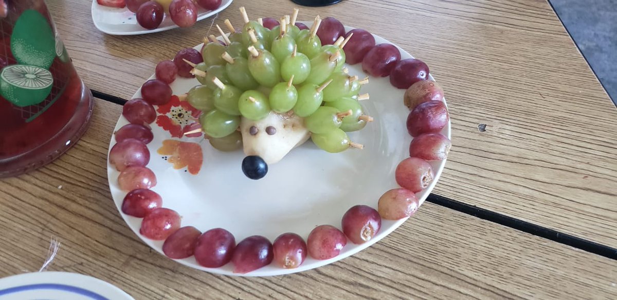 Cbt4Texcoco's tweet photo. Sub III operación de establecimientos de A y B Turismo. 

Decoración de frutas para presentación de servicio del salón comedor, acompañado de Clericot de vino rosado.
#zonaescolarBT021 
#TécnicoEnTurismo #somosturismo💟  #CBT4 
@DBT_Edomex https://t.co/NVHzvR7xEi