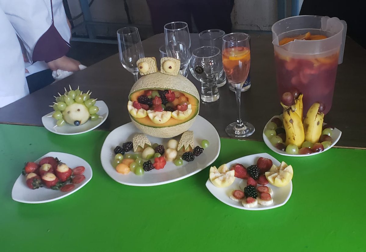 Cbt4Texcoco's tweet photo. Sub III operación de establecimientos de A y B Turismo. 

Decoración de frutas para presentación de servicio del salón comedor, acompañado de Clericot de vino rosado.
#zonaescolarBT021 
#TécnicoEnTurismo #somosturismo💟  #CBT4 
@DBT_Edomex https://t.co/NVHzvR7xEi