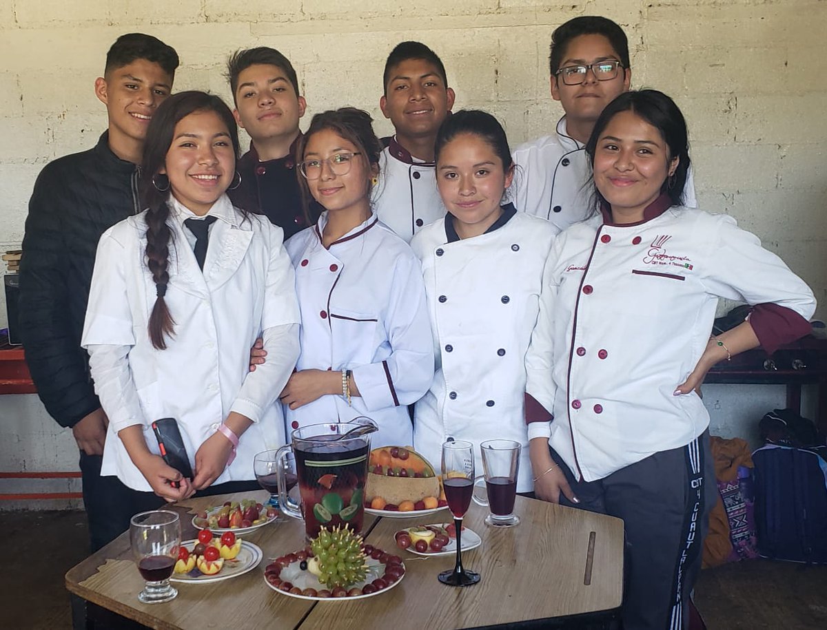 Cbt4Texcoco's tweet photo. Sub III operación de establecimientos de A y B Turismo. 

Decoración de frutas para presentación de servicio del salón comedor, acompañado de Clericot de vino rosado.
#zonaescolarBT021 
#TécnicoEnTurismo #somosturismo💟  #CBT4 
@DBT_Edomex https://t.co/NVHzvR7xEi