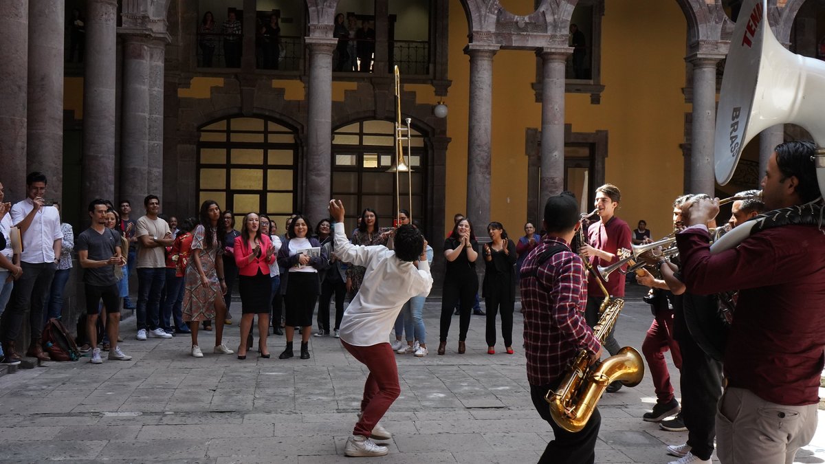 Gio_Jaspersen's tweet photo. Es maravilloso escuchar que Pequeñas Dosis tiene un impacto no solo en el público sino también en los artistas que se suman. Aquí el flashmob de La Milonga Colectiva, Nefelibatos y Tenampa Brass quienes saben que el mejor escenario para la cultura es donde están las personas. https://t.co/LaxR8rL00i