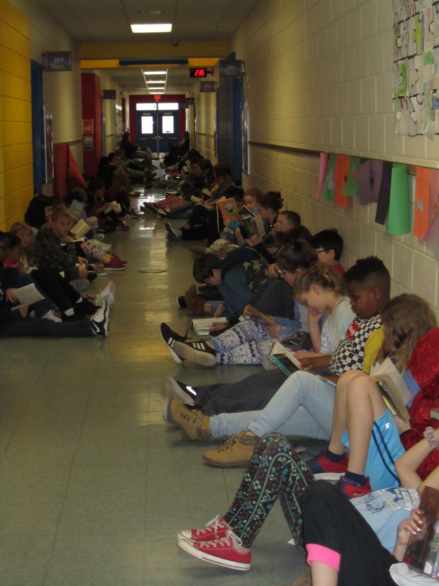 #DEAR is alive and well! Grade level DEAR in the hallway gives me goosebumps! #ReadAcrossAmerica #ACESpowerup