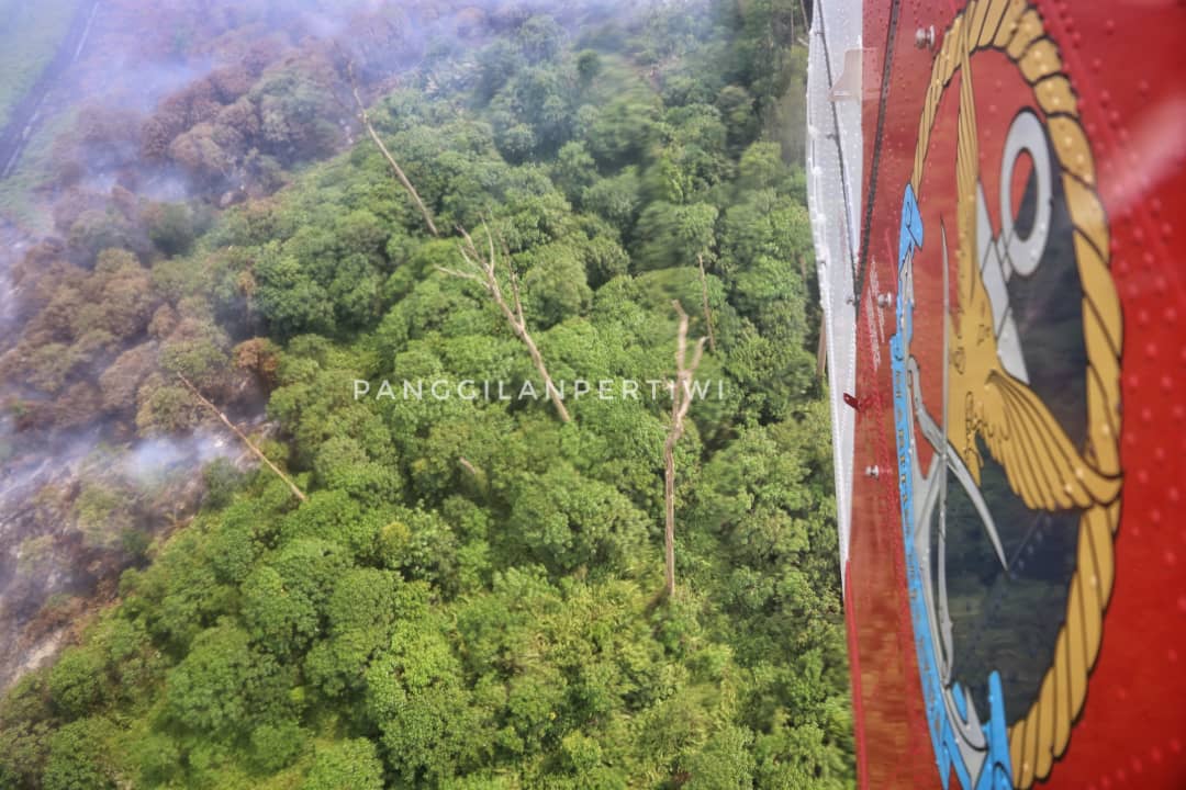 Bombardier CL 415 MP belongs to MMEA is carrying out operation put out forest fires in Kuala Langat. The fire has started since last Saturday and the operation will continue until it is fully controlled. This is an effort to help JBPM put out fire in deep forest.
#mmea #apmm