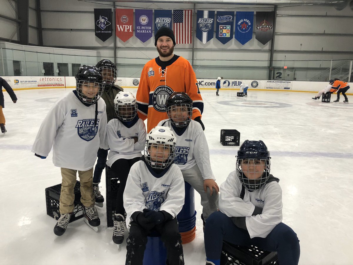 PaulHarrisJr10's tweet photo. We welcomed 280 students from Union Hill, Chandler, Rice Square, and Tatnuck Magnet Elementary School this week for #SkateToSuccess! Big thanks to Coach Cunny, @Ematsu14 @lilpoulsen @Bfeasey94 and Myles McGurty for all their help! @RailersHC @ECHL #CommunityFirst https://t.co/8uCjDPwS2e