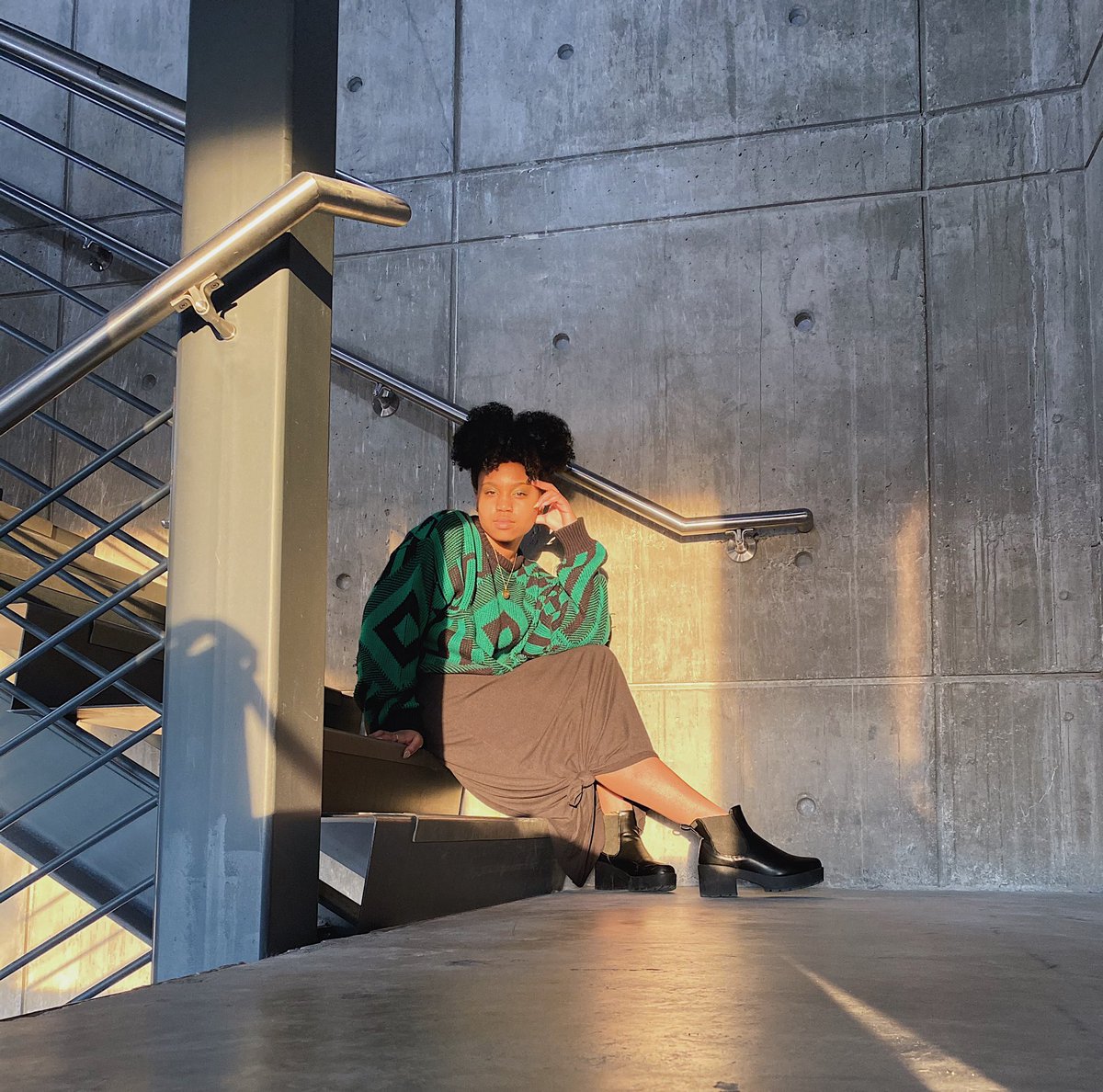 temyia_h's tweet photo. politics is stressful so i like my pics in a stairwell instead https://t.co/BDX3NunzVf