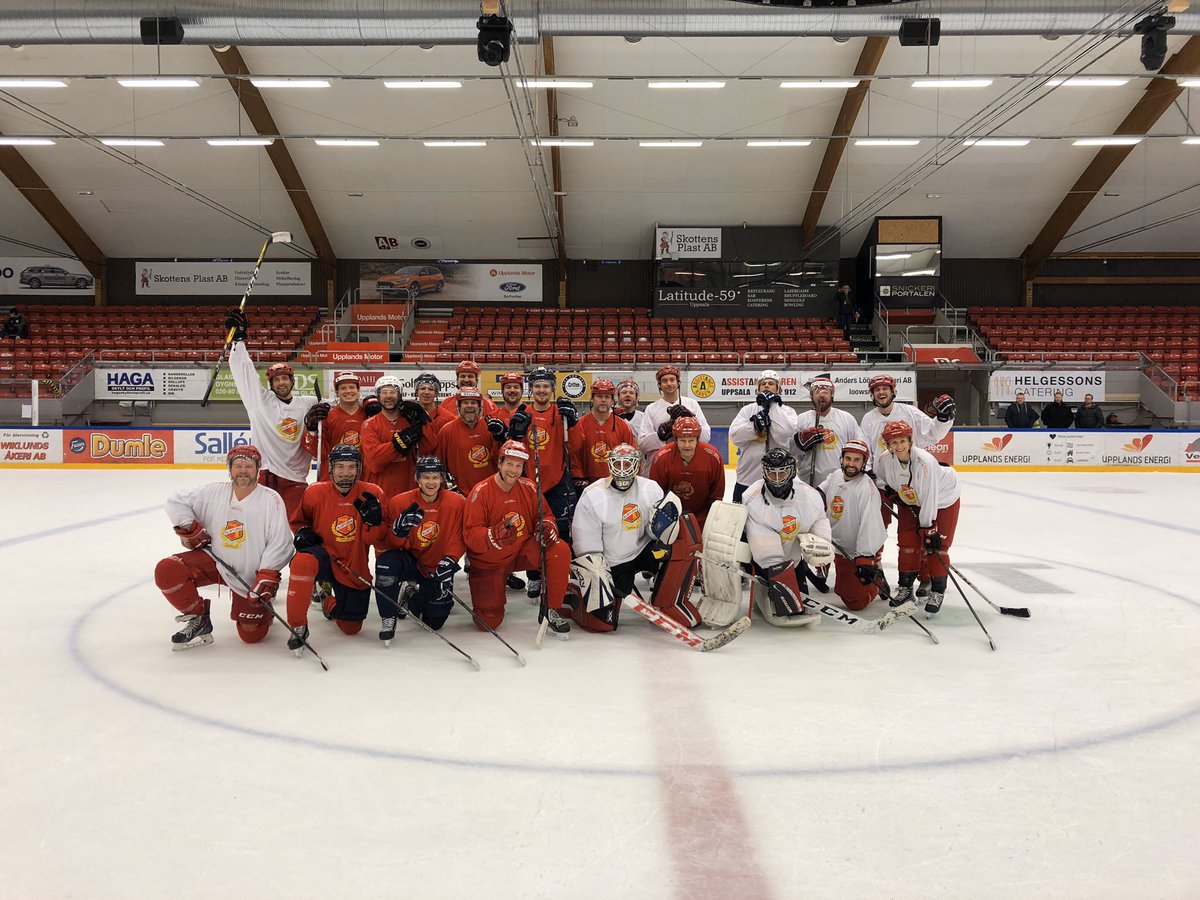 Almtuna_1932's tweet photo. Stort tack till Swegon som utmanade Assemblin i en hockeymatch före matchen mot Kristianstad.
Vill ditt företag eller kompisgäng prova på att lira hockey? Kontakta Calland på kontoret så fixar vi istid och utrustning. Hockey är kul! @almtuna_official #swegon #assemblin https://t.co/APFkqpvnya