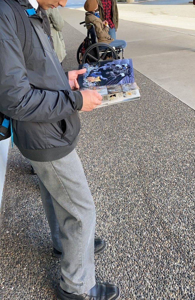 osescapistas's tweet photo. Um amigo que mora no Canadá me mandou essa foto na parada de seu ônibus. Um sujeito lendo um TPzinho de Cavaleiro das Trevas. Vejo essa imagem e enxergo a função social do gibi: leve no peso, dimensões razoáveis e precinho camarada p/ ser popular. No Brasil, ñ dá p/ fazer isso. https://t.co/EMjOMtpCda