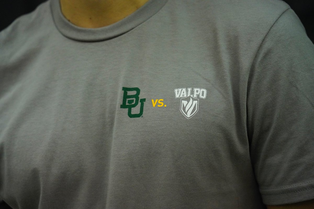 ValpoMT's tweet photo. Thanks to @BaylorMTennis for recognizing Coach D before tonight’s match! #GoValpo #SummitMTN https://t.co/M9ZFu8YZWQ
