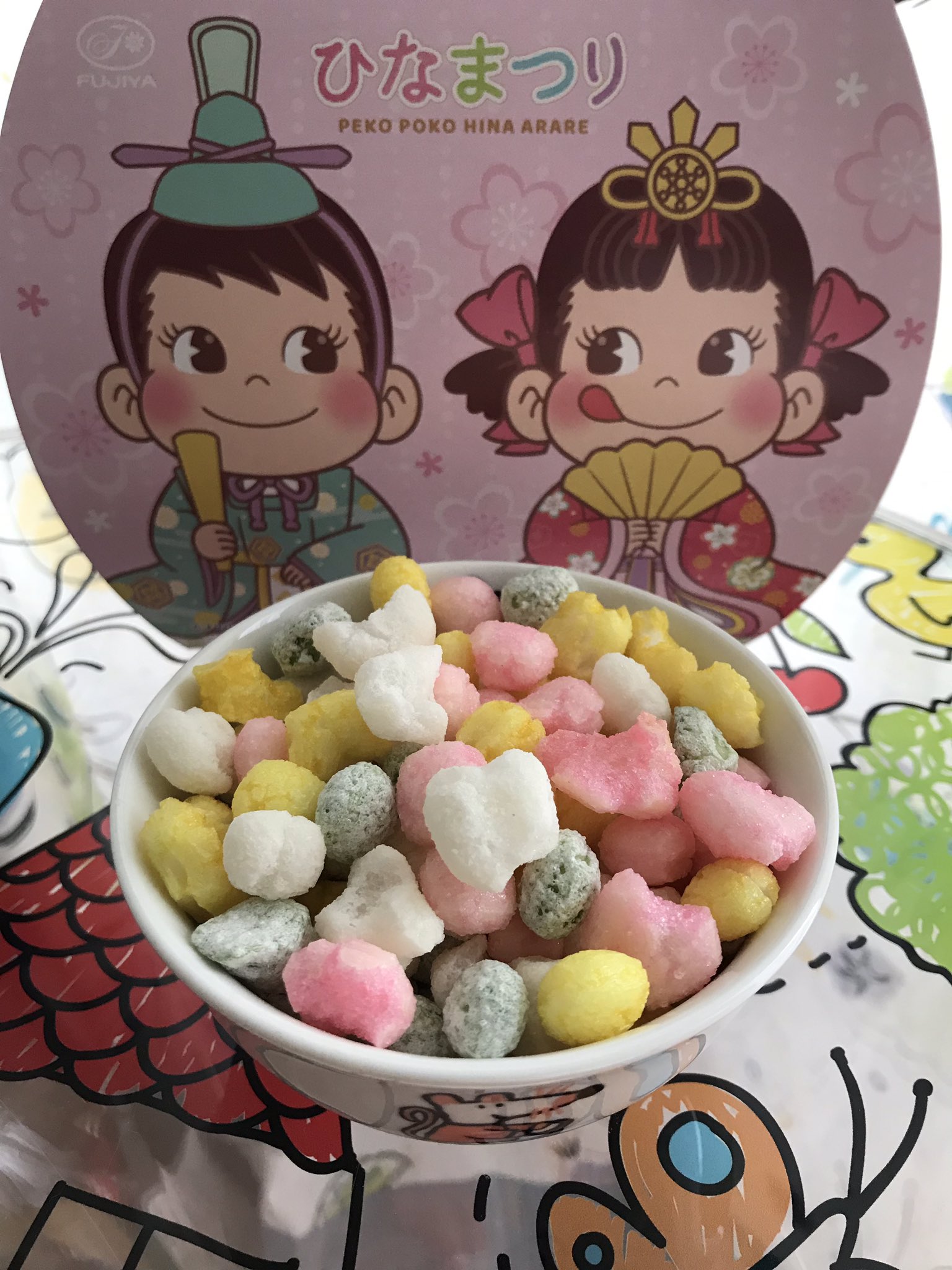 טוויטר 田原 景子 בטוויטר ひなまつり ほんのりミルキーの味で とってもおいしかった ペコちゃん ペコちゃんとポコちゃんのひなあられ かわいい 優しい色合いもかわいい わたしのひなまつり ひなあられ ひなまつり ペコちゃん 不二家