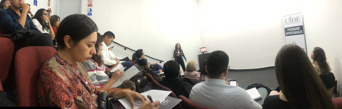 Camila_Sarabia4's tweet photo. La Dra. Amato nos da a conocer cómo la cadena de valor y la RSE se asocia con la logística. @PatricioTorrees @rrosales1975 #SupplyChainUIDE #faciade https://t.co/WDJn27IBQB