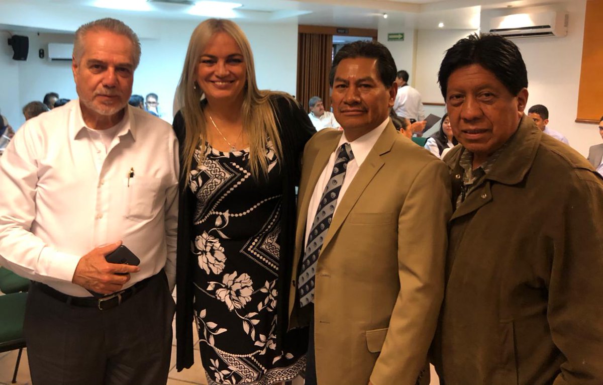 AMESP_oficial's tweet photo. La #AMESP a través de la Directora Ejecutiva Lic. @vtorreslanda en reunión con parte del Comité Técnico de la @CdeAbastoCDMX "#CedaCdmx" 

https://t.co/Lf9brAXHwO https://t.co/IWcQP2MjHR