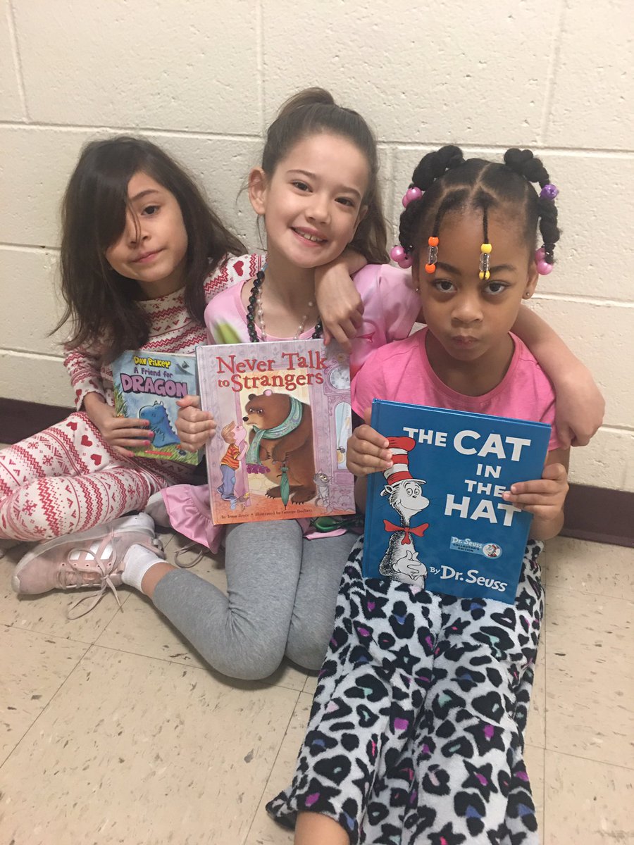 MrsSandersClass's tweet photo. Read Acrosa America week! @PontiacElem  #readin #firstgrade https://t.co/vONxyL4efd