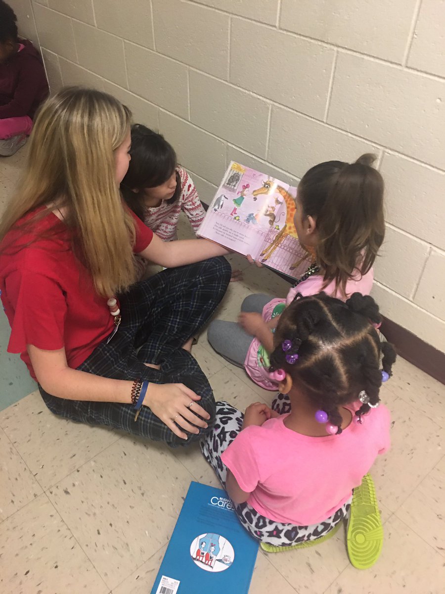 MrsSandersClass's tweet photo. Read Acrosa America week! @PontiacElem  #readin #firstgrade https://t.co/vONxyL4efd