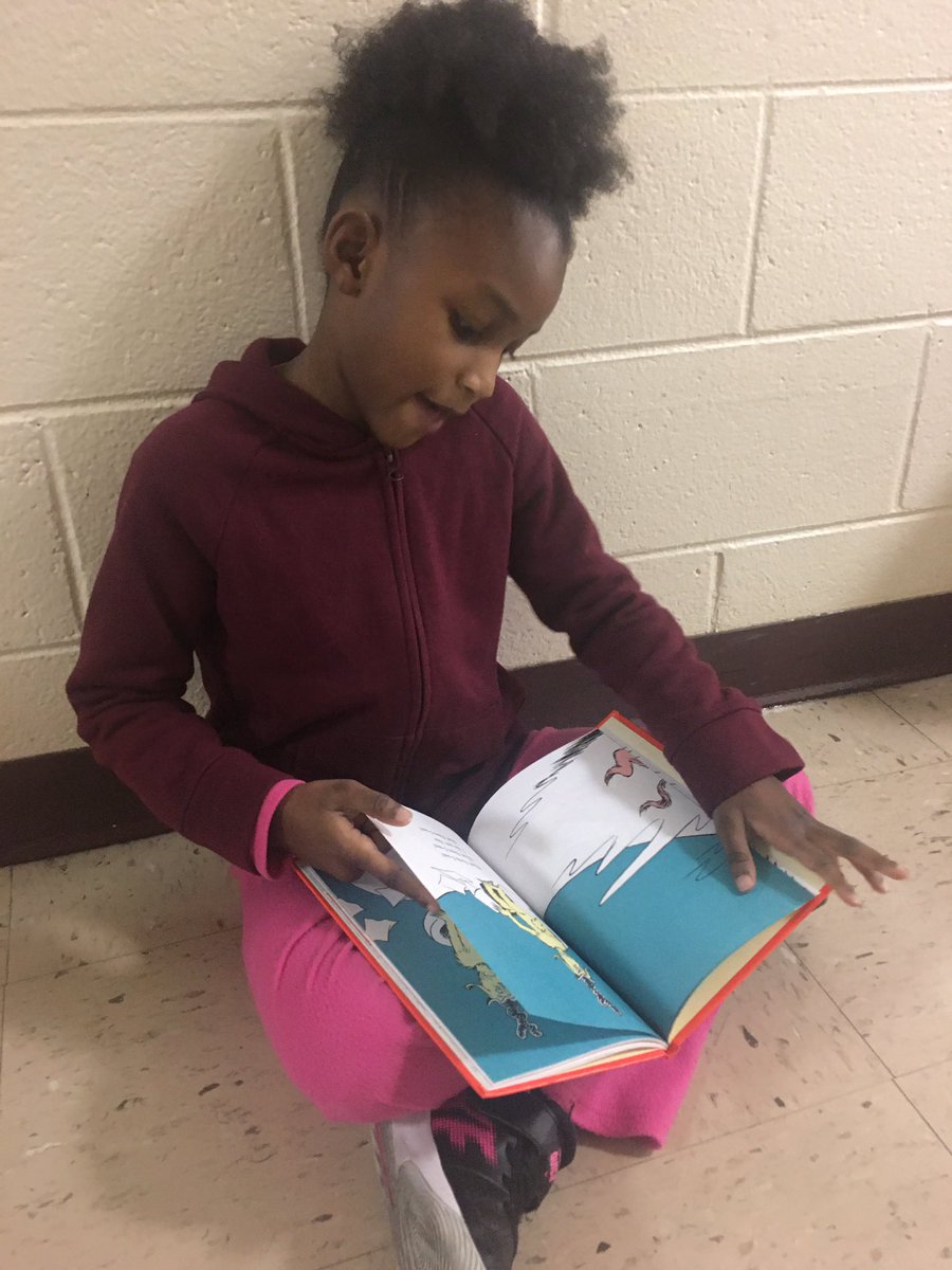 MrsSandersClass's tweet photo. Read Acrosa America week! @PontiacElem  #readin #firstgrade https://t.co/vONxyL4efd