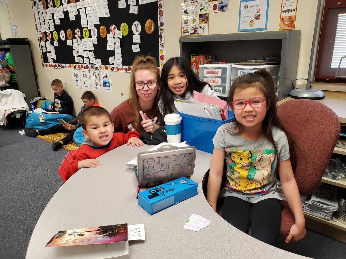 GoldsbyTeam's tweet photo. We had several visitors for our Love of Reading event! #firstgraderocks #Why305 https://t.co/AZfnRHpyEB