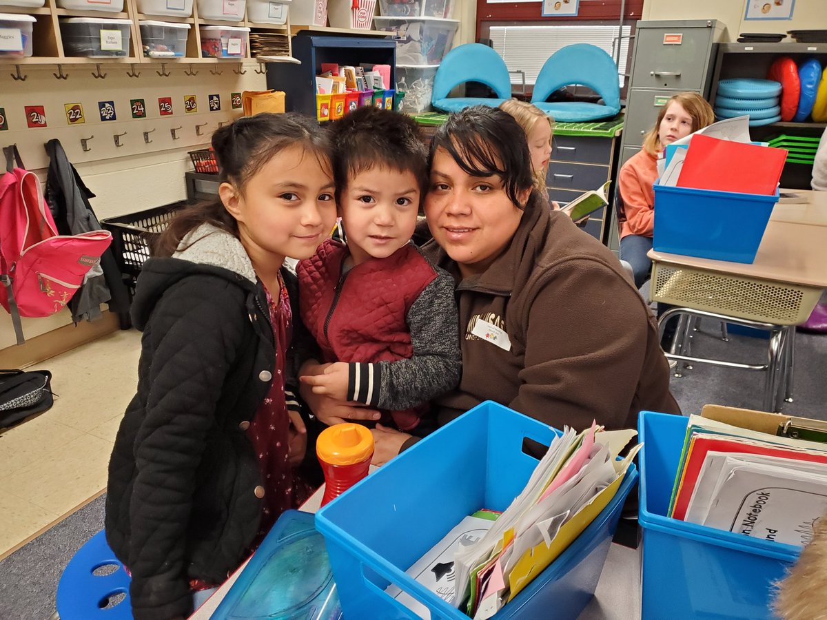 GoldsbyTeam's tweet photo. We had several visitors for our Love of Reading event! #firstgraderocks #Why305 https://t.co/OLtRqhtaNI