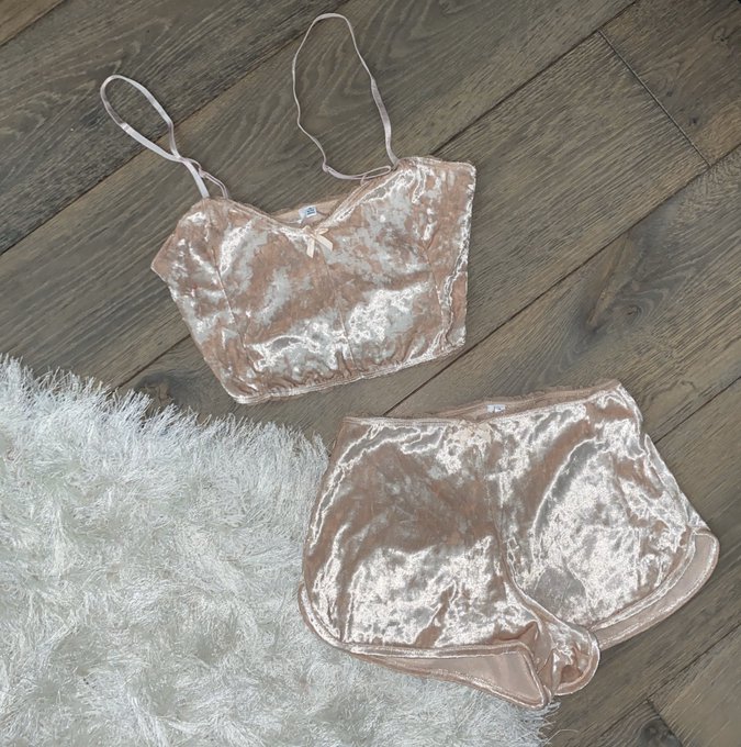 More items posted on my Poshmark✨Make sure to follow me, everything sells quickly😇 https://t.co/U1XYBMIQUX