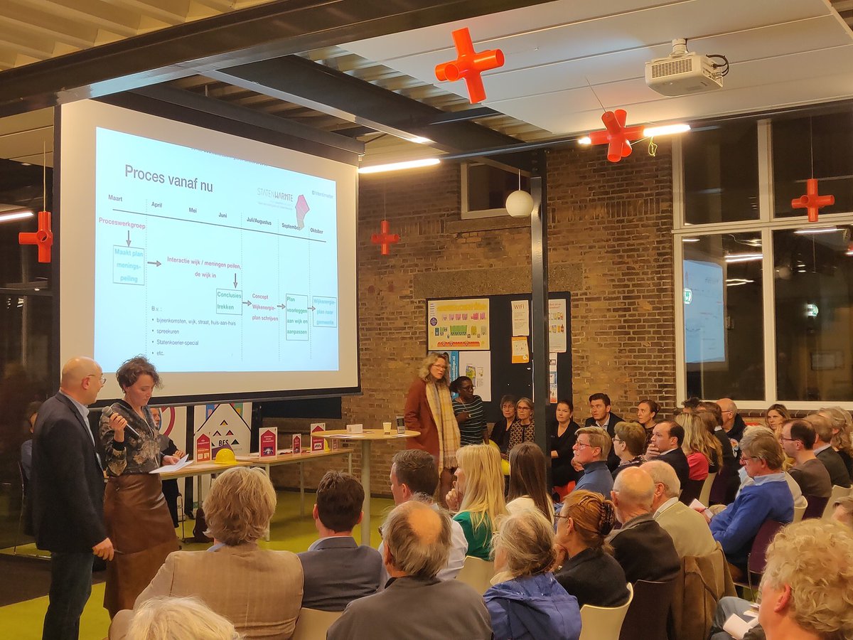 In een bomvolle zaal in het #Statenkwartier werd er gesproken en gediscussieerd over een eigen wijkenergieplan. Uniek in Nederland. <a href="/GroenLiesbeth/">Liesbeth v Tongeren</a>