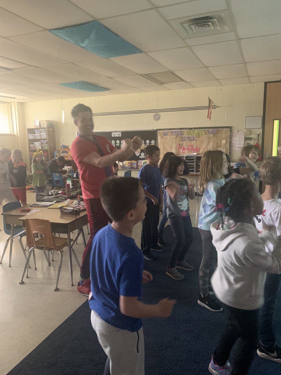 searceymindhive's tweet photo. Fun with the watchdog today, he danced and read with us, we had sooooo much fun !  🕺 📚 # wacky Wednesday @GordonPrincipal https://t.co/ODhb03Fng2