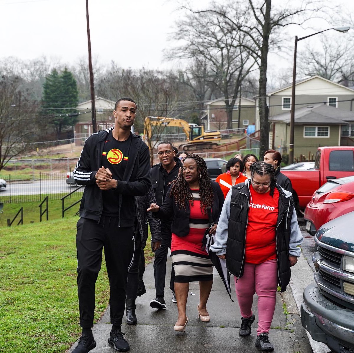 ATLHawks's tweet photo. Veterans are a symbol of what make our nation great. 🙌 🇺🇸 ⁣
⁣
With the help from JC and our friends at @statefarm, we delivered meals and Hawks swag to the military families living at the Veterans Empowerment Organization to show our thanks for their service and sacrifice. https://t.co/qGwEo3Xa6N