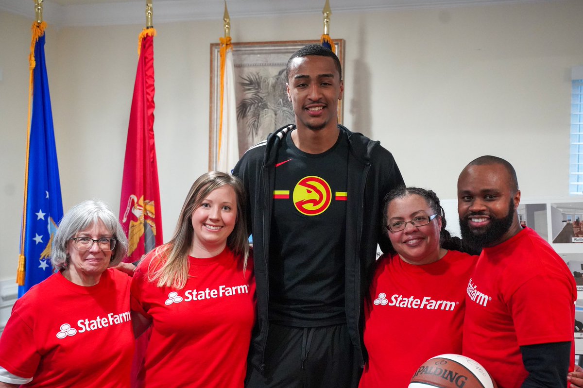 ATLHawks's tweet photo. Veterans are a symbol of what make our nation great. 🙌 🇺🇸 ⁣
⁣
With the help from JC and our friends at @statefarm, we delivered meals and Hawks swag to the military families living at the Veterans Empowerment Organization to show our thanks for their service and sacrifice. https://t.co/qGwEo3Xa6N