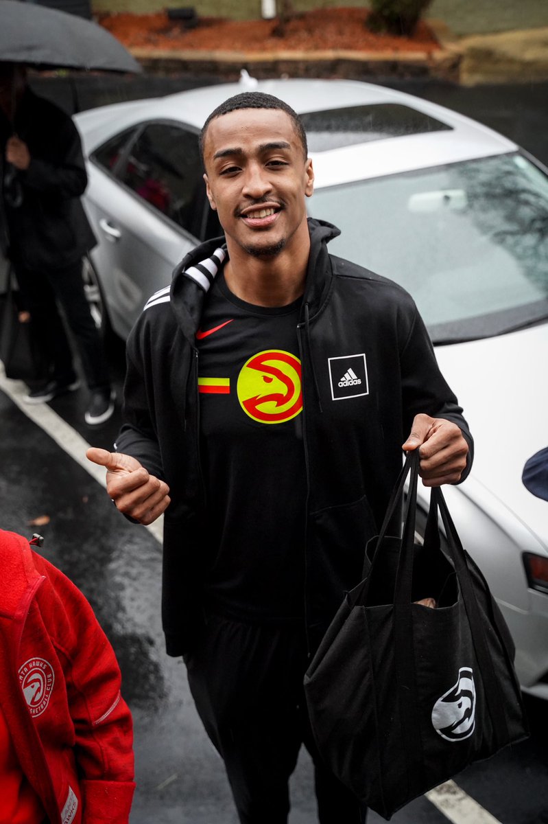 ATLHawks's tweet photo. Veterans are a symbol of what make our nation great. 🙌 🇺🇸 ⁣
⁣
With the help from JC and our friends at @statefarm, we delivered meals and Hawks swag to the military families living at the Veterans Empowerment Organization to show our thanks for their service and sacrifice. https://t.co/qGwEo3Xa6N