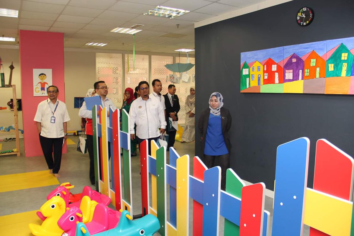 bheuu_jpm's tweet photo. Aktiviti : Lawatan BHEUU Ke Taska PERMATA Kementerian Sumber Manusia
Tarikh : 4 Mac 2020 (Rabu)
Tempat : Kementerian Sumber Manusia, Blok D3, Kompleks D, Putrajaya
#shareprosperity
#makmur2030
#kemakmuranbersama
#hakdihormatikestabilandikecapi
#bheuu
#bahagianhalehwalundangundang https://t.co/vo54WZCixp