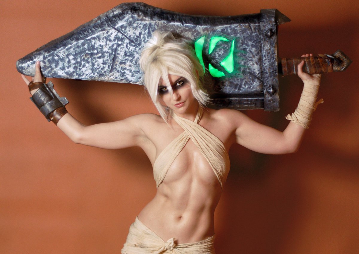 When you’re ready to shred #LeagueOfLegends #rivencosplay #LeagueOfLegendscosplay #コスプレ #レイヤー