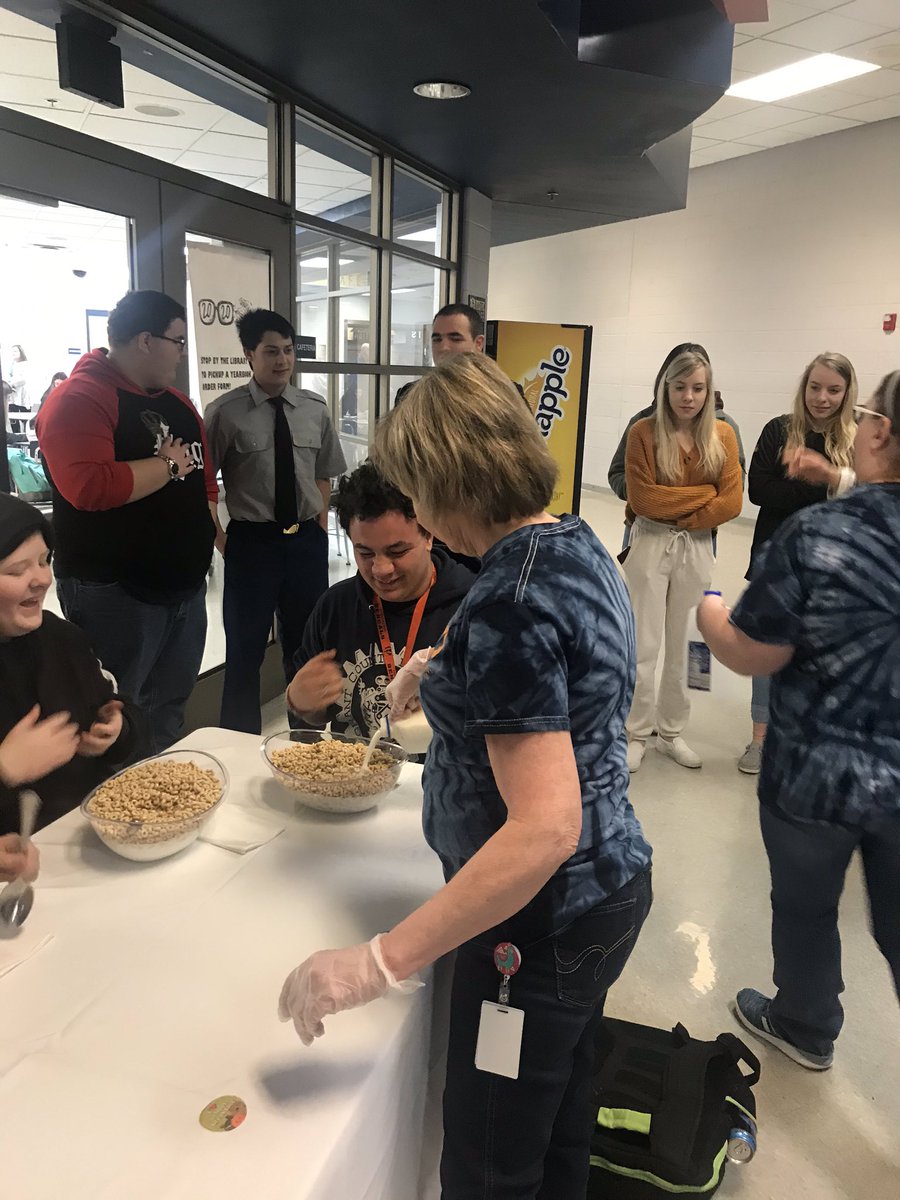 JenniferatGrant's tweet photo. Enjoyed spending the morning with the kids at the GCHS cafe for National Breakfast Week! What an absolutely wonderful bunch of ladies who take care of so many each day. It is an impressive operation! #cerealcontest #makingadifferencedaily #wehavethebestbreakfast! https://t.co/RrCo4CgE2A
