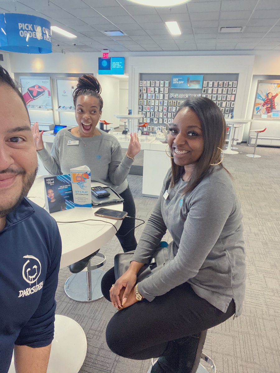 JohnRiveraCC's tweet photo. Sometimes we get caught up in sales so often, we forget about celebrating our teams success OUTSIDE of our retail lives! With that, big congratulations to Friendly Expert Whitley from #FEARborn who just closed on her house 🏡! @CaitlynM_RSM  @DemetrusHayes1 @GreaterLakesMkt https://t.co/lmbpIM09gs