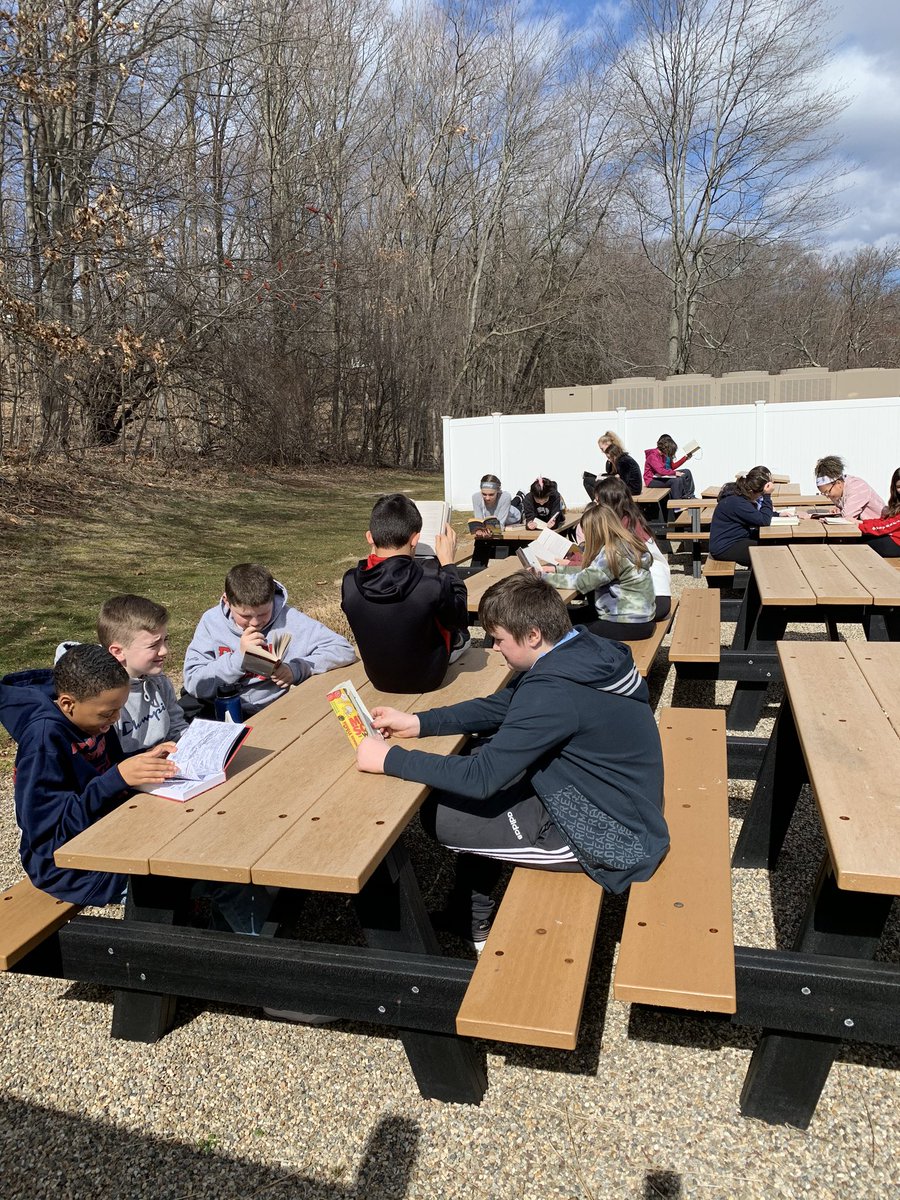 BurnhamELA's tweet photo. Finally getting some sun! IR outside today 😊☀️📚 #WeAreMcGee https://t.co/TkEIDGcOoI