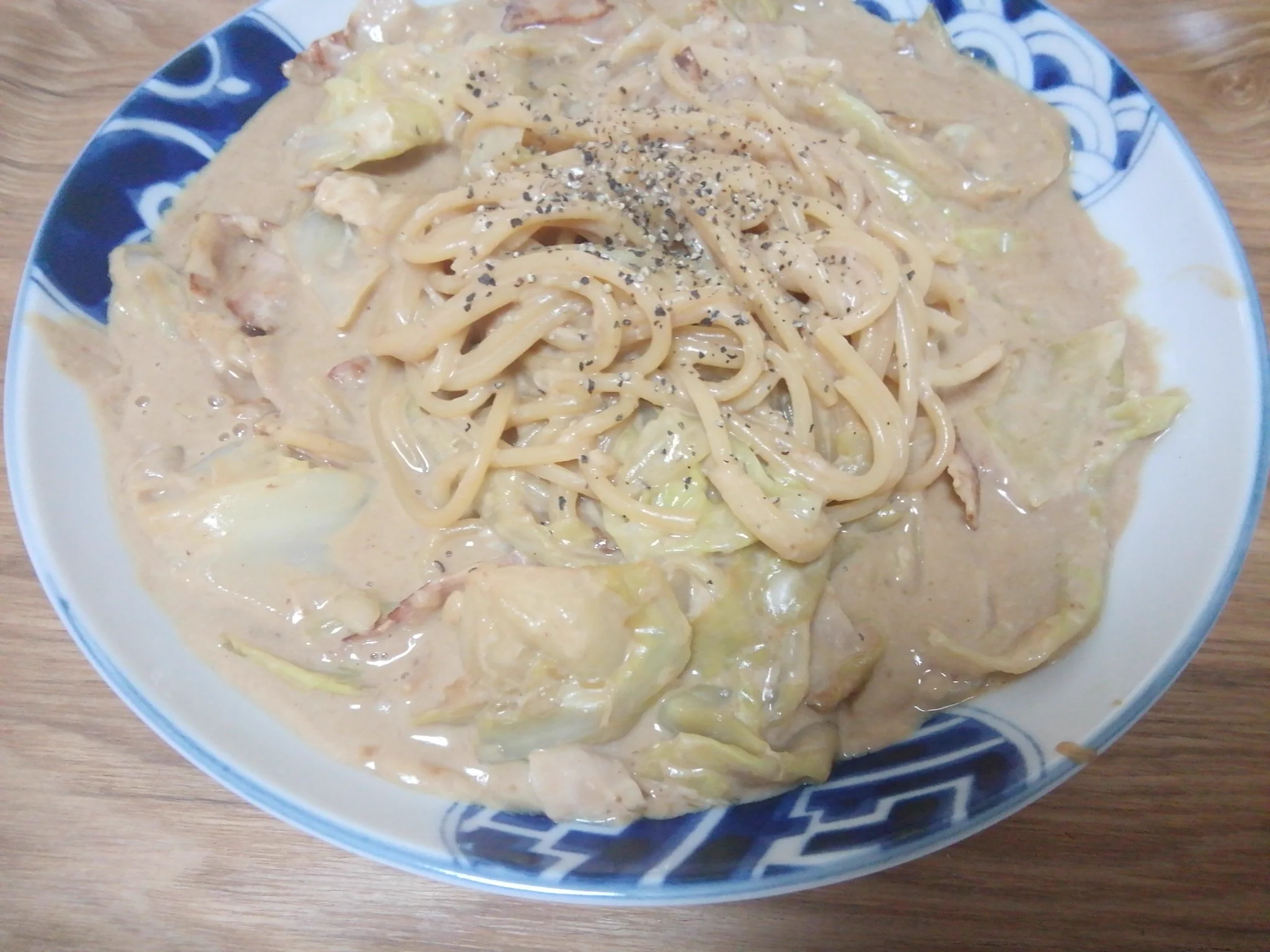 写真だと良い感じだけど、実物は薄目の焼きそばみたいになっちゃった。
使ってる味噌が赤味噌系だったから、少し押さえ目にすべきだったか……  